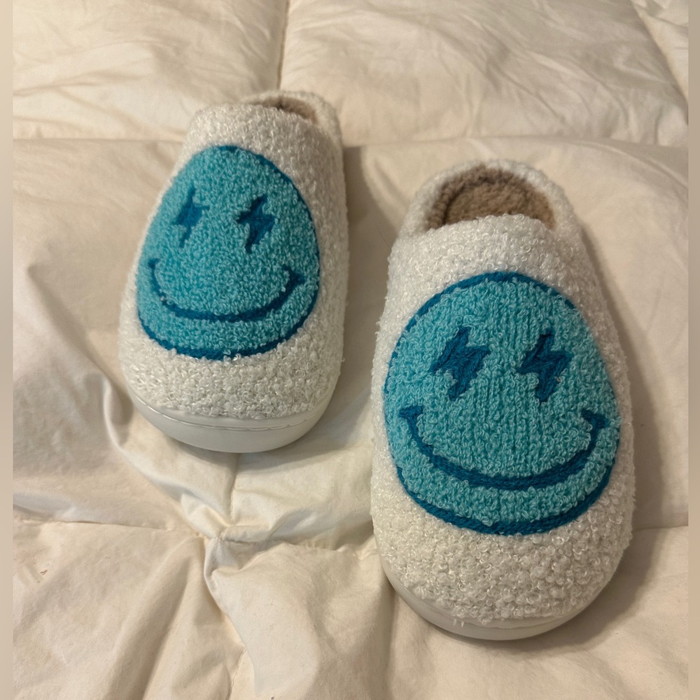 Cozy Unbranded White Slippers with Blue Smiley Face - New - 7-7.5